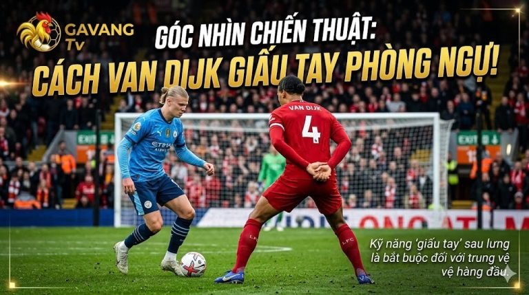 Trung vệ Virgil van Dijk thể hiện kỹ năng giấu tay sau lưng khi phòng ngự để tránh bị thổi phạt lỗi chạm tay trong vòng cấm.
